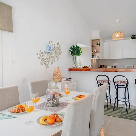 Newly Refurbished In Prime Location * Плая-де-лас-Америкас