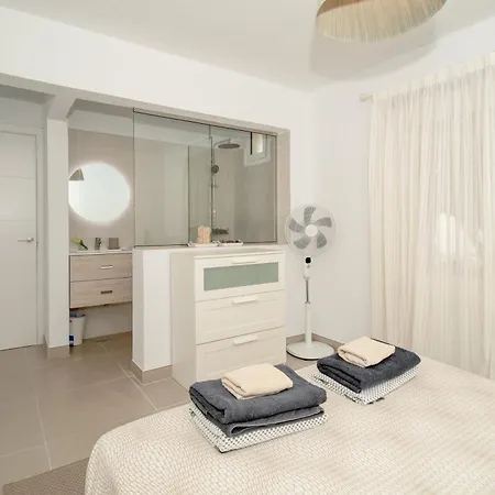 Newly Refurbished In Prime Location Апартаменты Плая-де-лас-Америкас