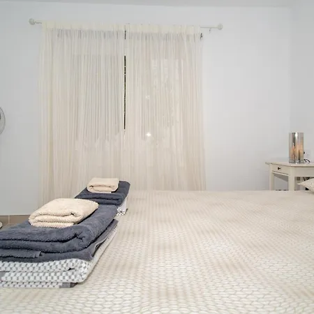 Newly Refurbished In Prime Location * Плая-де-лас-Америкас