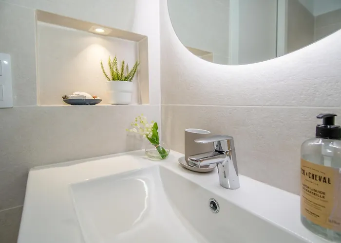 Newly Refurbished In Prime Location 公寓 *