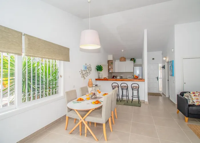 Newly Refurbished In Prime Location 公寓 *